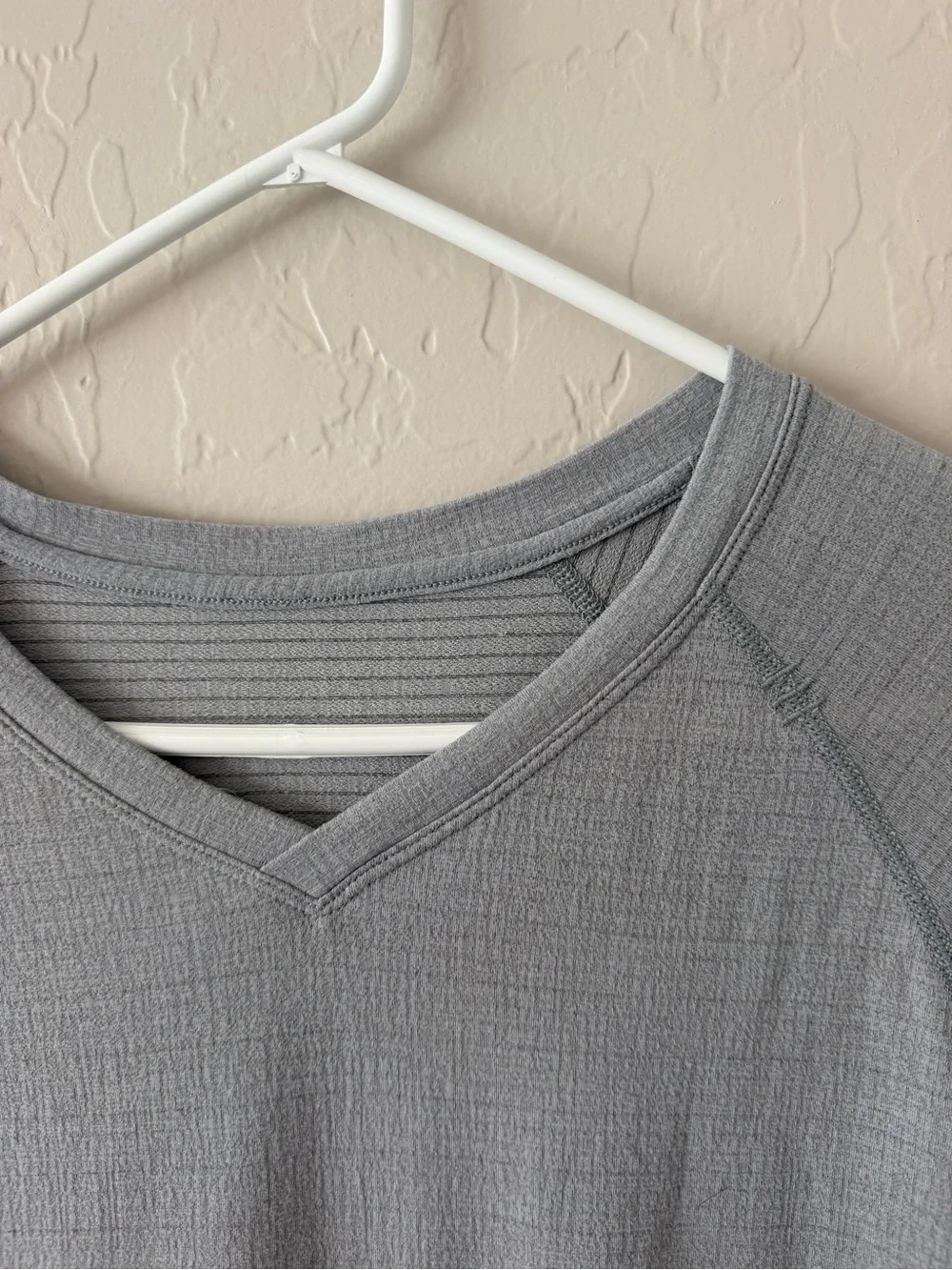 Lululemon men’s grey V-neck T-shirt size XL